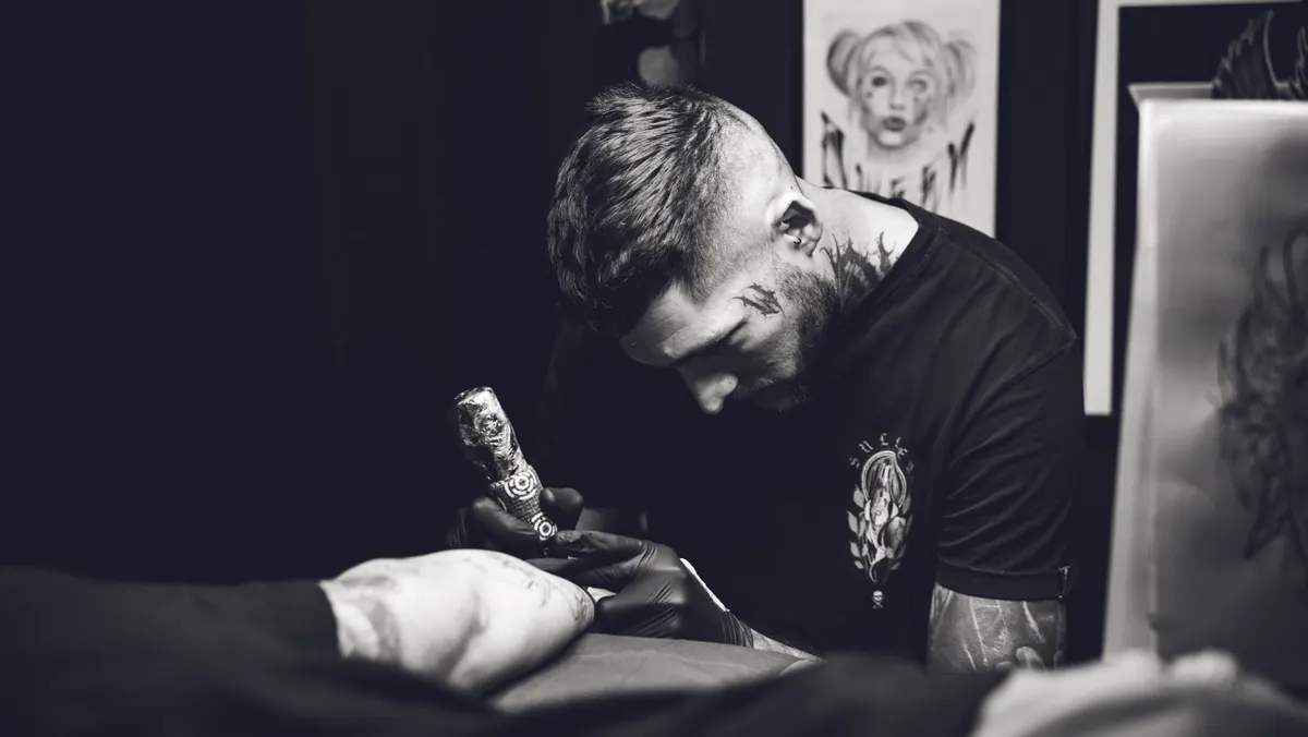Tatuaje blackwork en tinta negra sólida