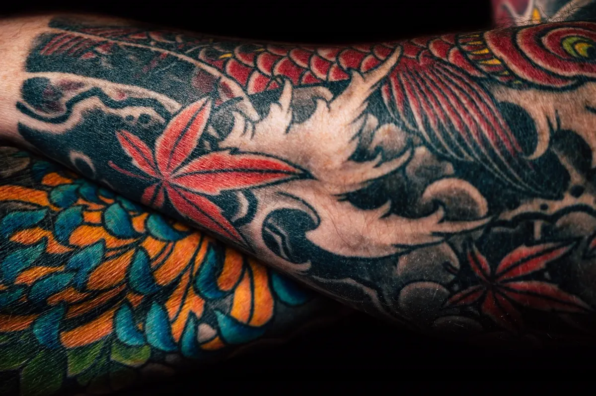 Piel con tatuaje antiguo desvanecido antes de una cobertura