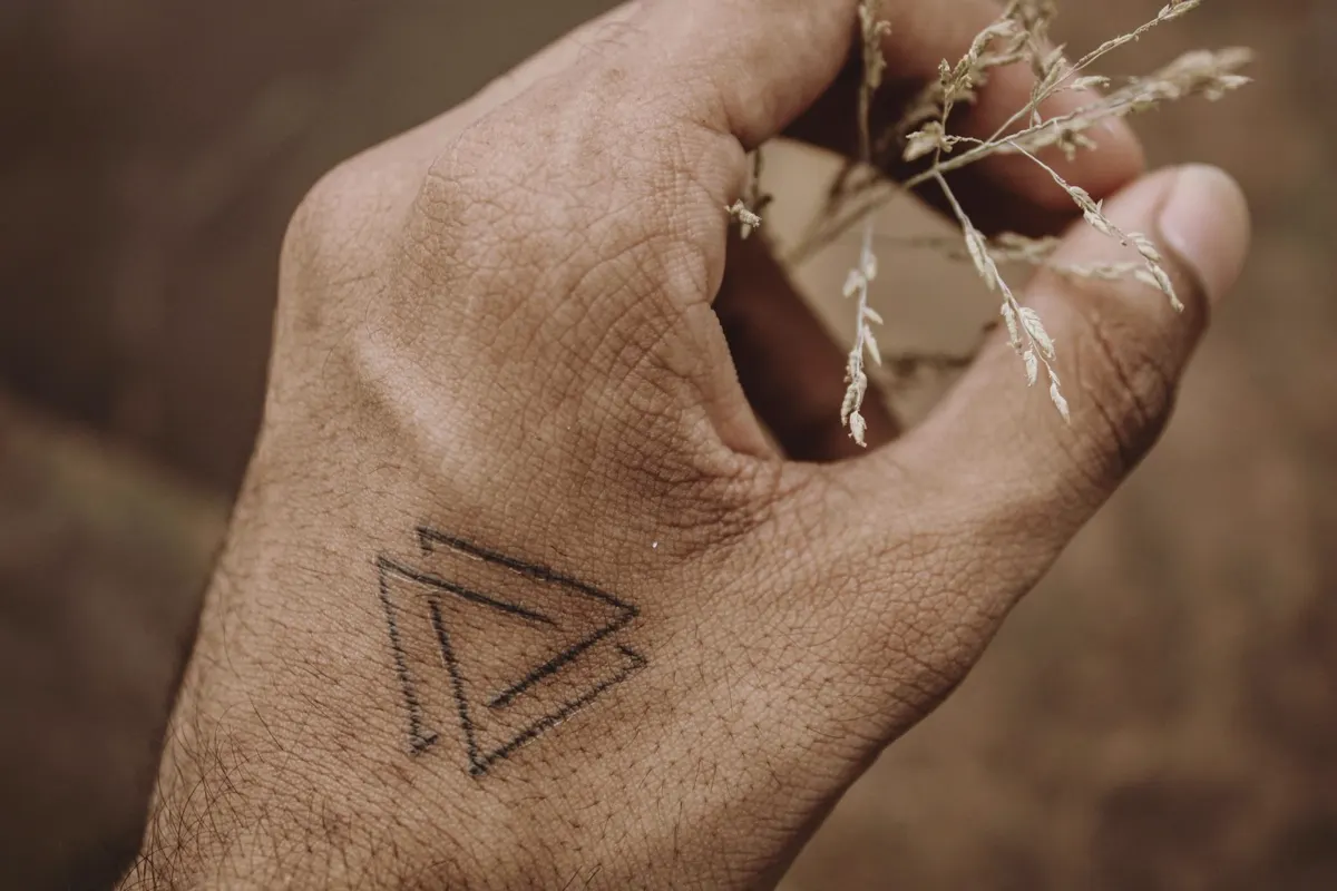 Tatuaje de línea fina y minimalista