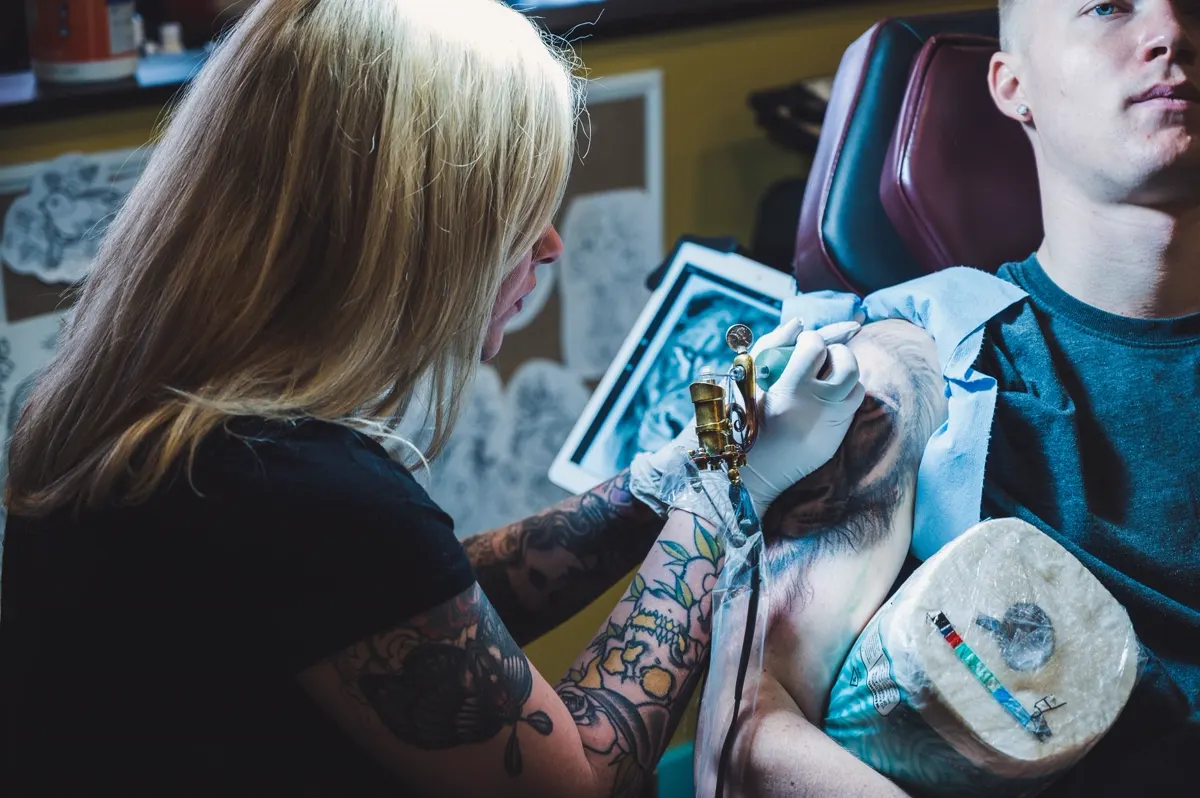 Tatuaje realista en blanco y negro sobre el antebrazo